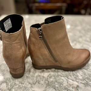 Sorel The Joan Zip Wedge in Ash Brown. Size 8.